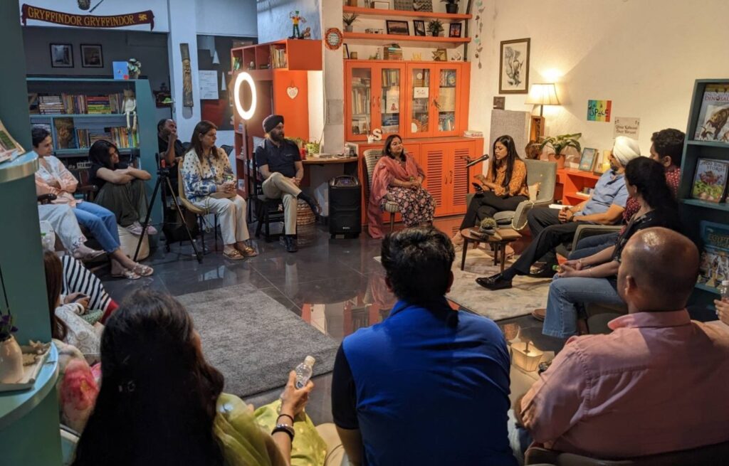 Photo of the entire audience engaged in listening to the story at a Qissa Kahaani over Biryani event.